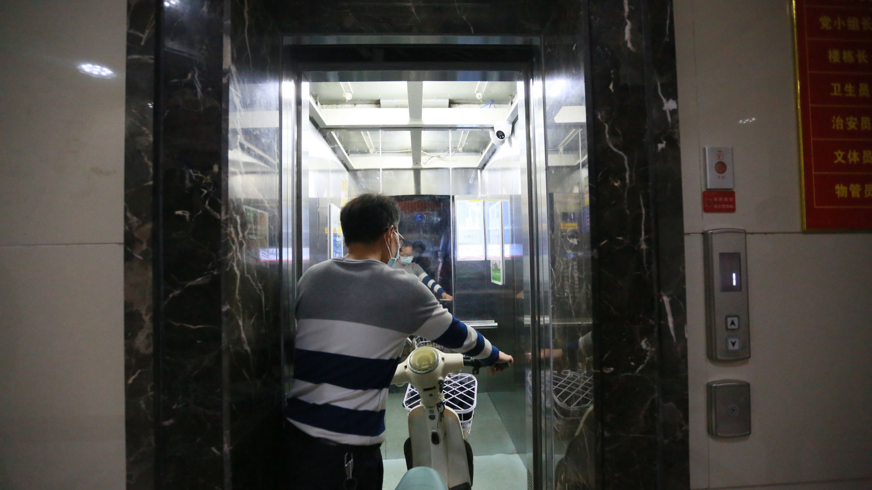 “看見”電動車就“報(bào)警”，武漢又一小區(qū)電梯配備智能“天眼”