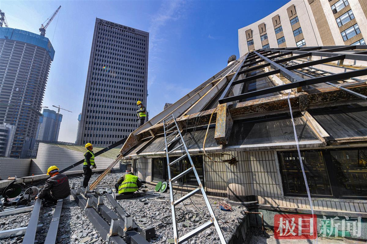 24米高空作業(yè)忙,武漢圖書館錐形玻璃頂即將煥新