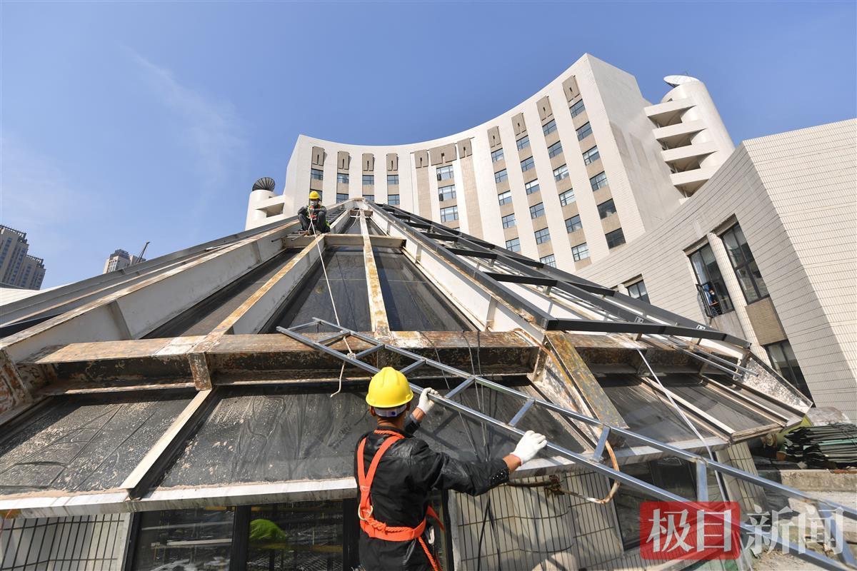24米高空作業(yè)忙,武漢圖書館錐形玻璃頂即將煥新
