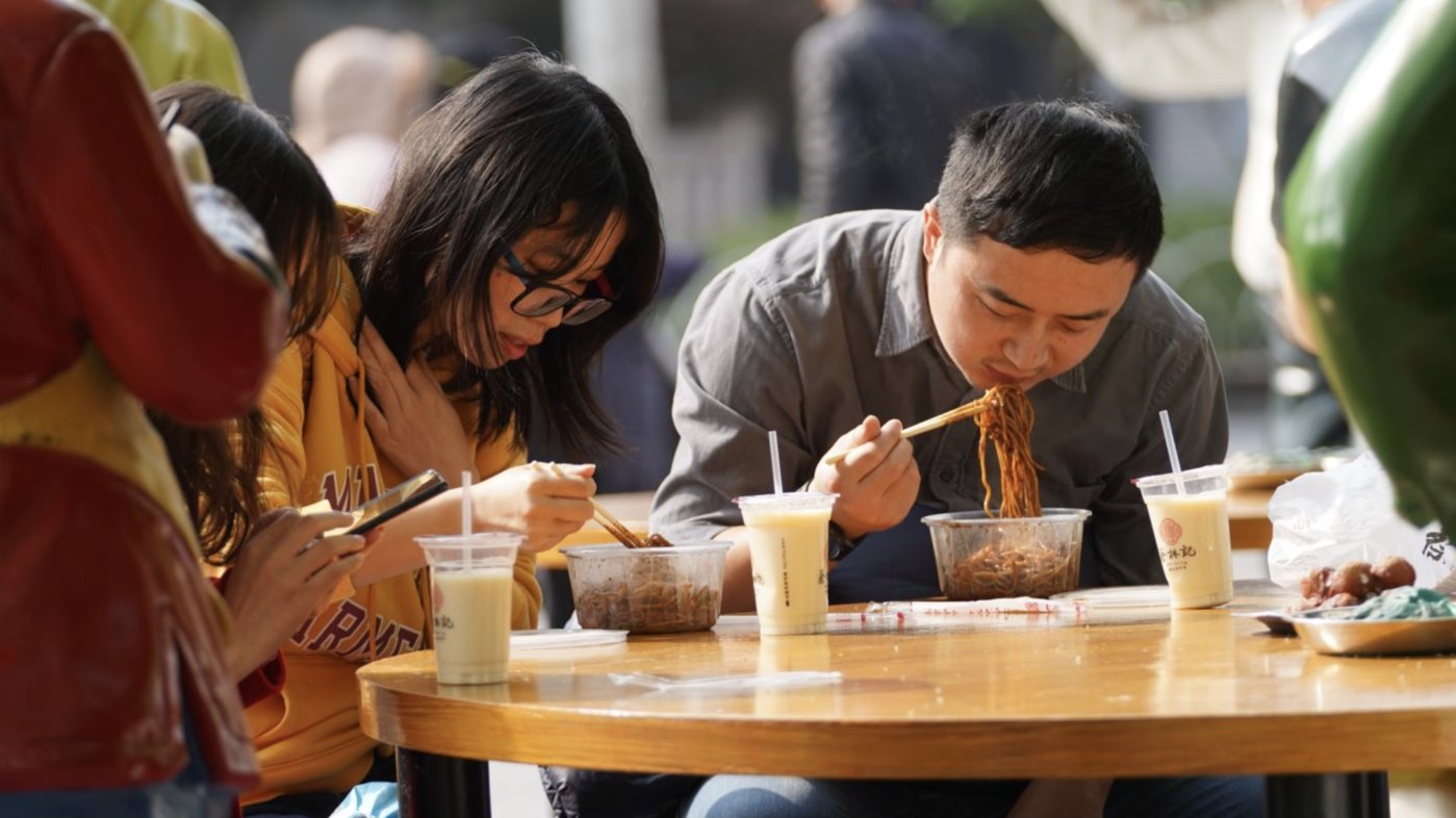 漢口吉慶街路口，武漢市民在吃熱干面